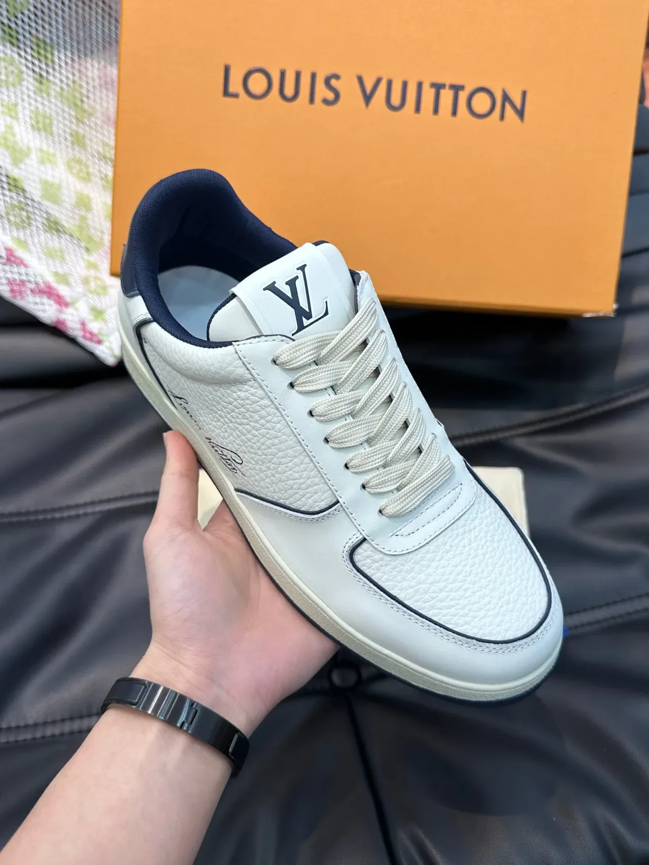 Louis Vuitton Sneakers Lifestyle Blanc Navy Cuir Granulé Tubing de Contraste 8