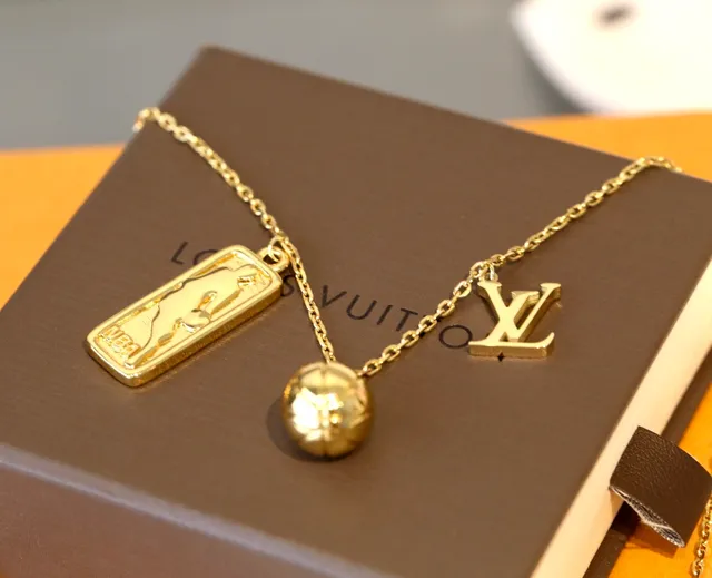 Louis Vuitton x NBA सلسलة ذهبية LV Monogram Charm قلادة 2