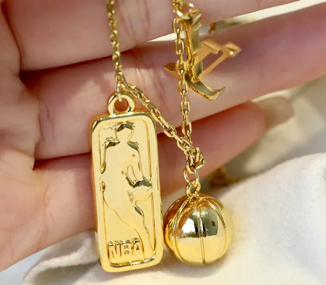 Louis Vuitton x NBA सلسलة ذهبية LV Monogram Charm قلادة 3
