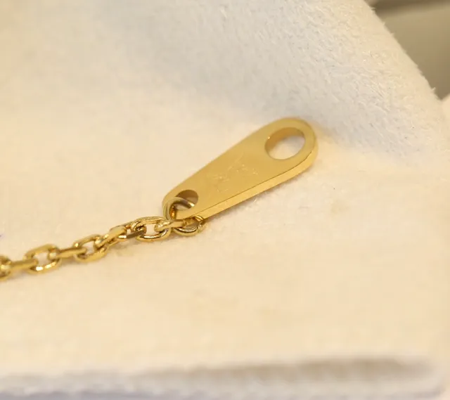 Louis Vuitton x NBA सلسलة ذهبية LV Monogram Charm قلادة 4