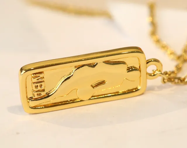Louis Vuitton x NBA सلسलة ذهبية LV Monogram Charm قلادة 5