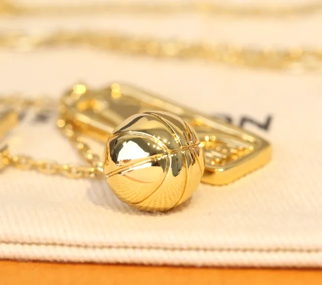 Louis Vuitton x NBA सلسलة ذهبية LV Monogram Charm قلادة 6