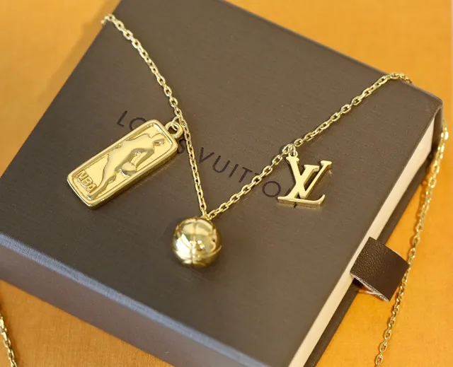 Louis Vuitton x NBA सلسलة ذهبية LV Monogram Charm قلادة 7