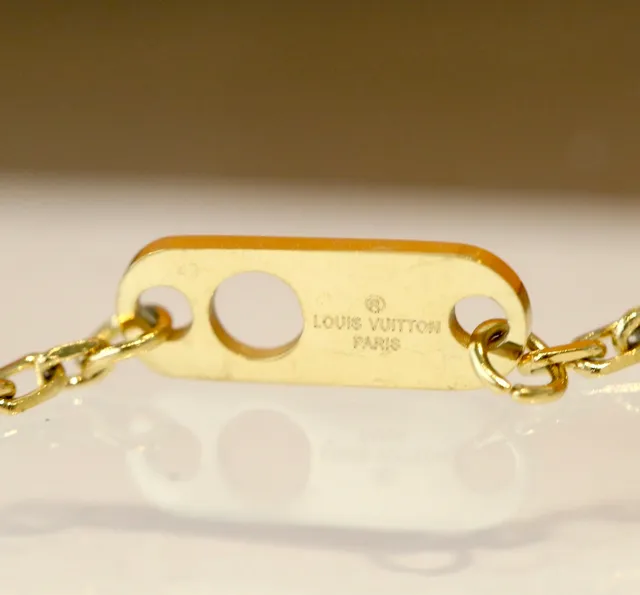 Louis Vuitton x NBA सلسलة ذهبية LV Monogram Charm قلادة 8