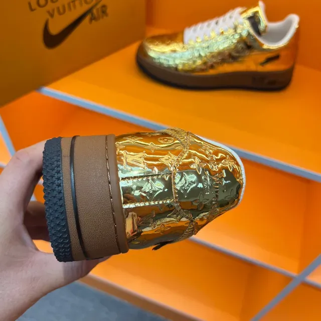 Louis Vuitton x Nike Air Force 1 Sneakers Dorées Métalliques Monogramme Lifestyle 2