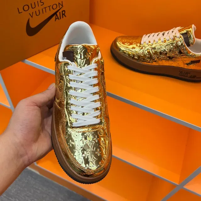 Louis Vuitton x Nike Air Force 1 Sneakers Dorées Métalliques Monogramme Lifestyle 3