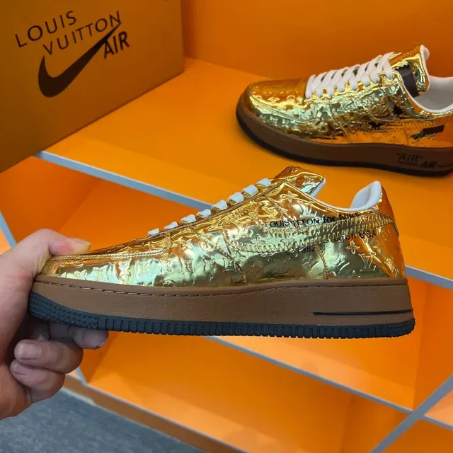 Louis Vuitton x Nike Air Force 1 Sneakers Dorées Métalliques Monogramme Lifestyle 4