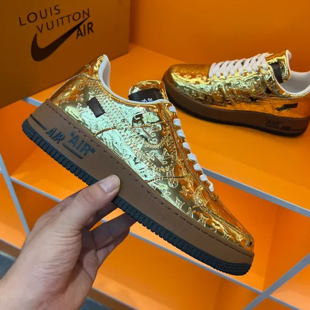 Louis Vuitton x Nike Air Force 1 Sneakers Dorées Métalliques Monogramme Lifestyle 5