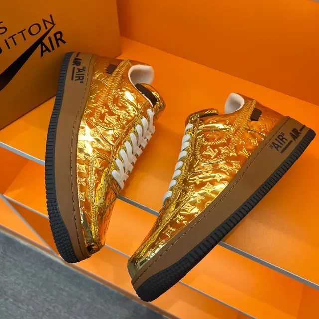 Louis Vuitton x Nike Air Force 1 Sneakers Dorées Métalliques Monogramme Lifestyle 6
