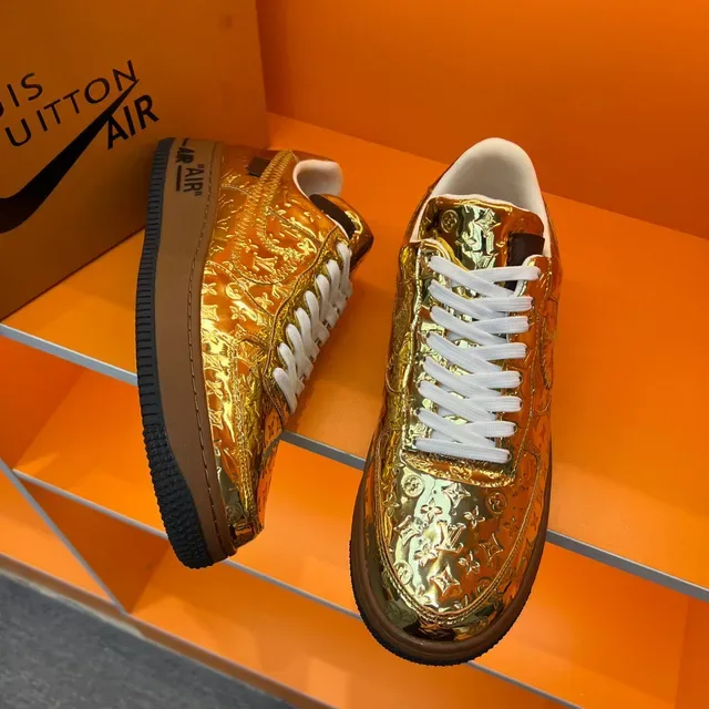 Louis Vuitton x Nike Air Force 1 Sneakers Dorées Métalliques Monogramme Lifestyle 7