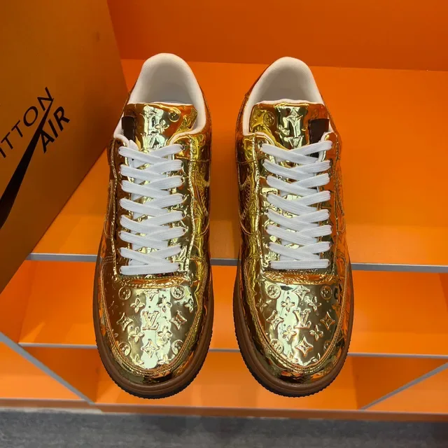 Louis Vuitton x Nike Air Force 1 Sneakers Dorées Métalliques Monogramme Lifestyle 9