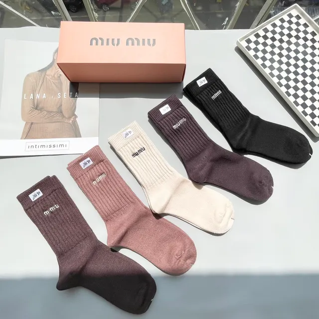 Miu Miu جوارب كرو مطرزة بشعار 3