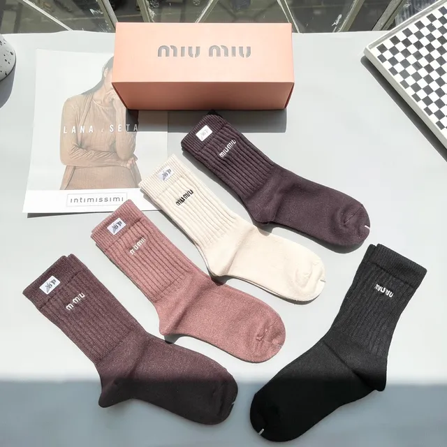 Miu Miu جوارب كرو مطرزة بشعار 4