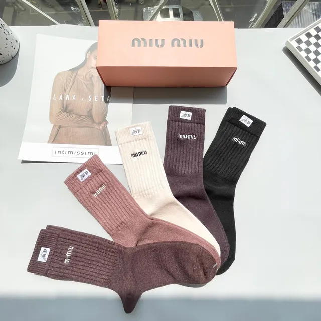 Miu Miu جوارب كرو مطرزة بشعار 5