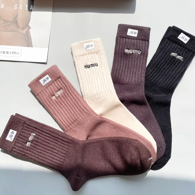 Miu Miu جوارب كرو مطرزة بشعار 6