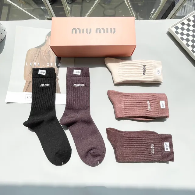 Miu Miu جوارب كرو مطرزة بشعار 7