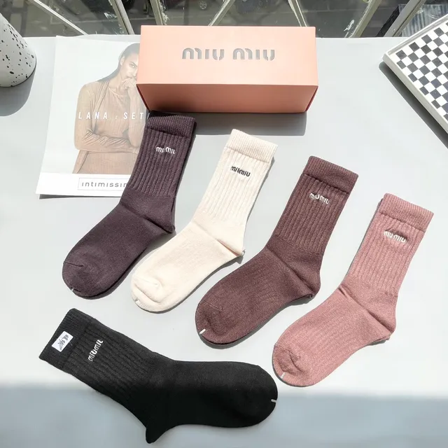Miu Miu جوارب كرو مطرزة بشعار 8