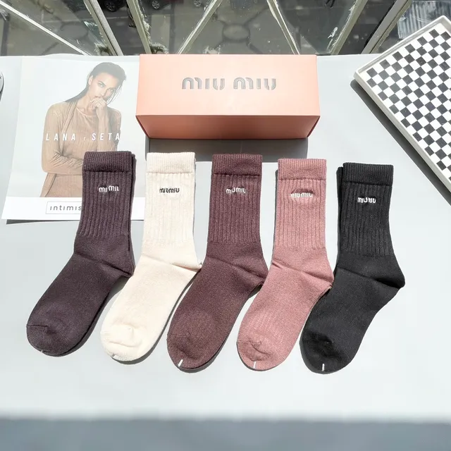 Miu Miu جوارب كرو مطرزة بشعار 9