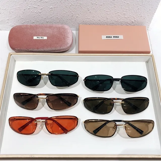 Miu Miu نظارات شمسية مستطيلة بدون إطار سوداء معدنية 3