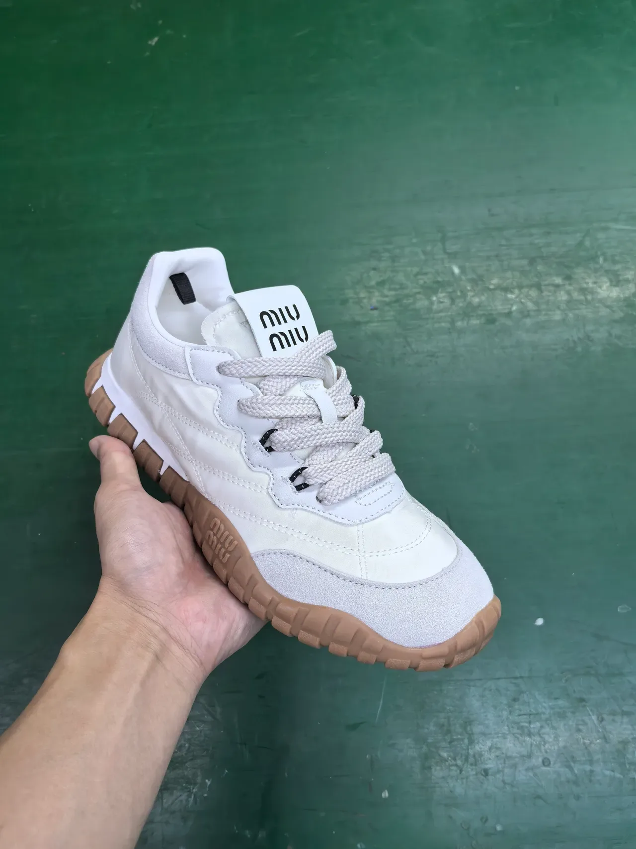 Miu Miu Wander Off-White و Beige حذاء رياضي نمط حياة 2