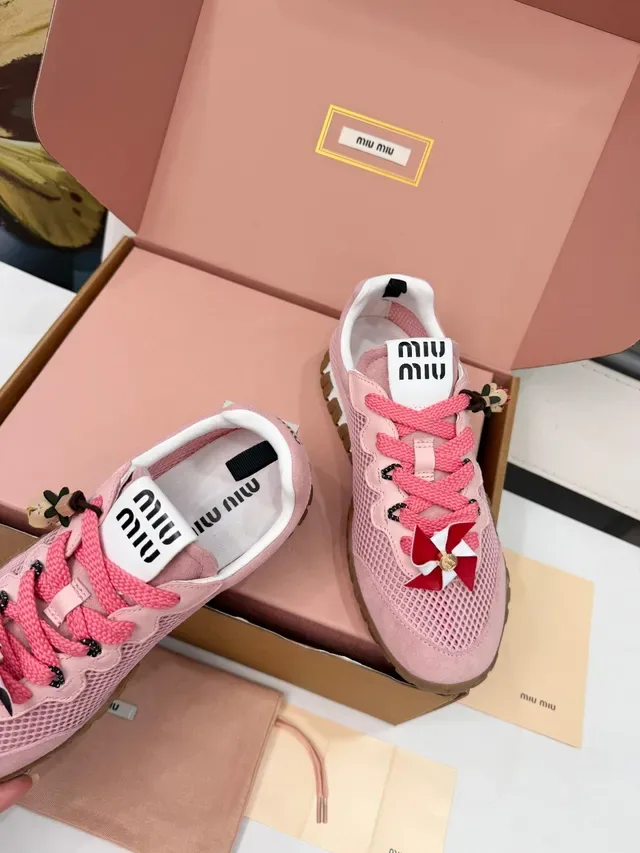 Miu Miu Wander Tênis lifestyle rosa malha e camurça 2