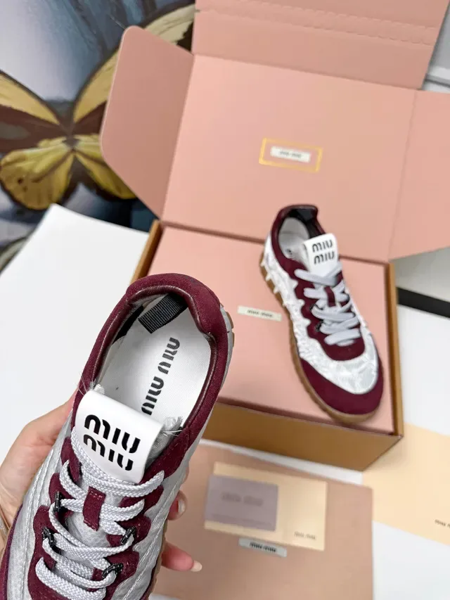 Miu Miu Wander Cinza Prateado e Borgonha Tênis Lifestyle 2