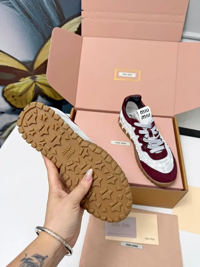 Miu Miu Wander Cinza Prateado e Borgonha Tênis Lifestyle 3