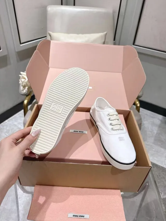 Miu Miu Wander sapatos de lona brancos e pretos de baixo 2