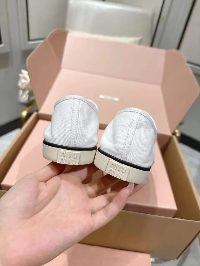 Miu Miu Wander sapatos de lona brancos e pretos de baixo 3