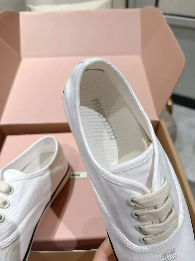 Miu Miu Wander sapatos de lona brancos e pretos de baixo 4