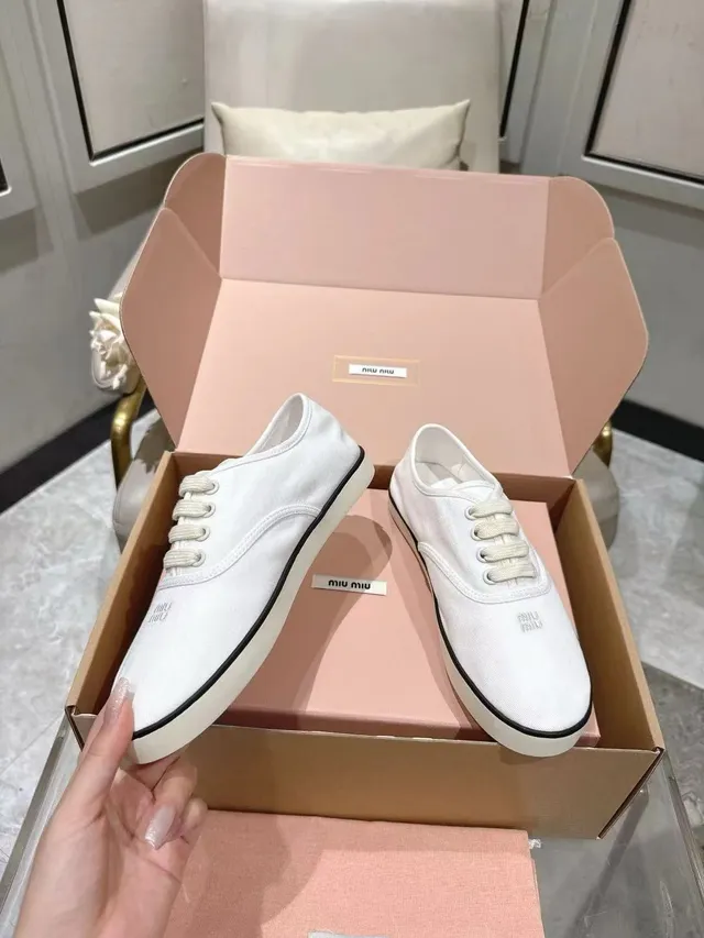Miu Miu Wander sapatos de lona brancos e pretos de baixo 5
