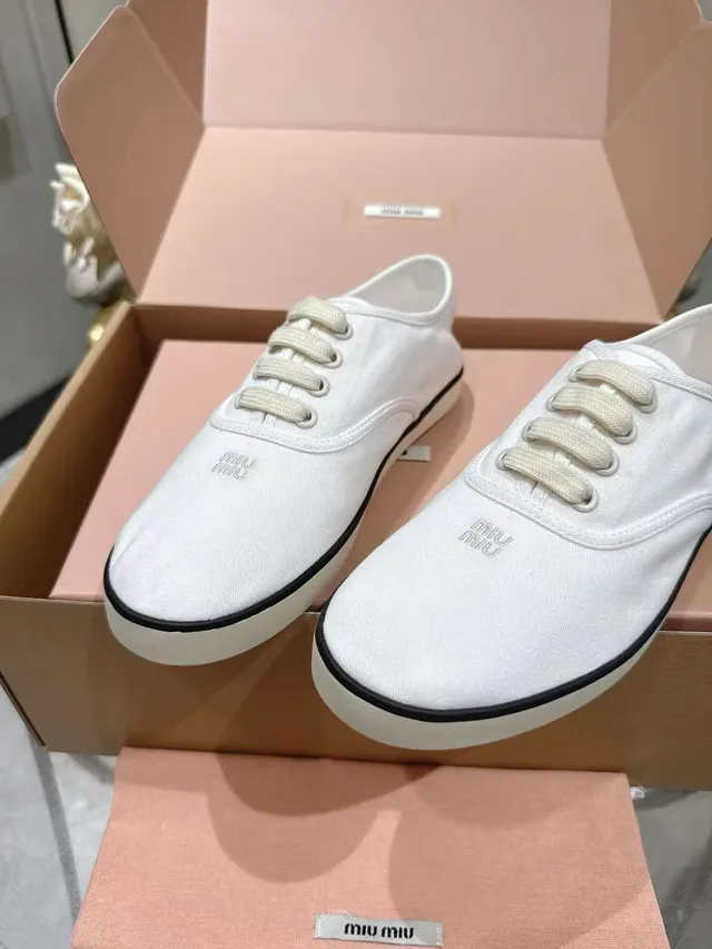 Miu Miu Wander sapatos de lona brancos e pretos de baixo 6