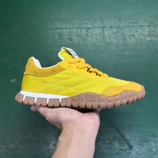 Miu Miu Wander Zapatillas Lifestyle de Ante y Textil Amarillo