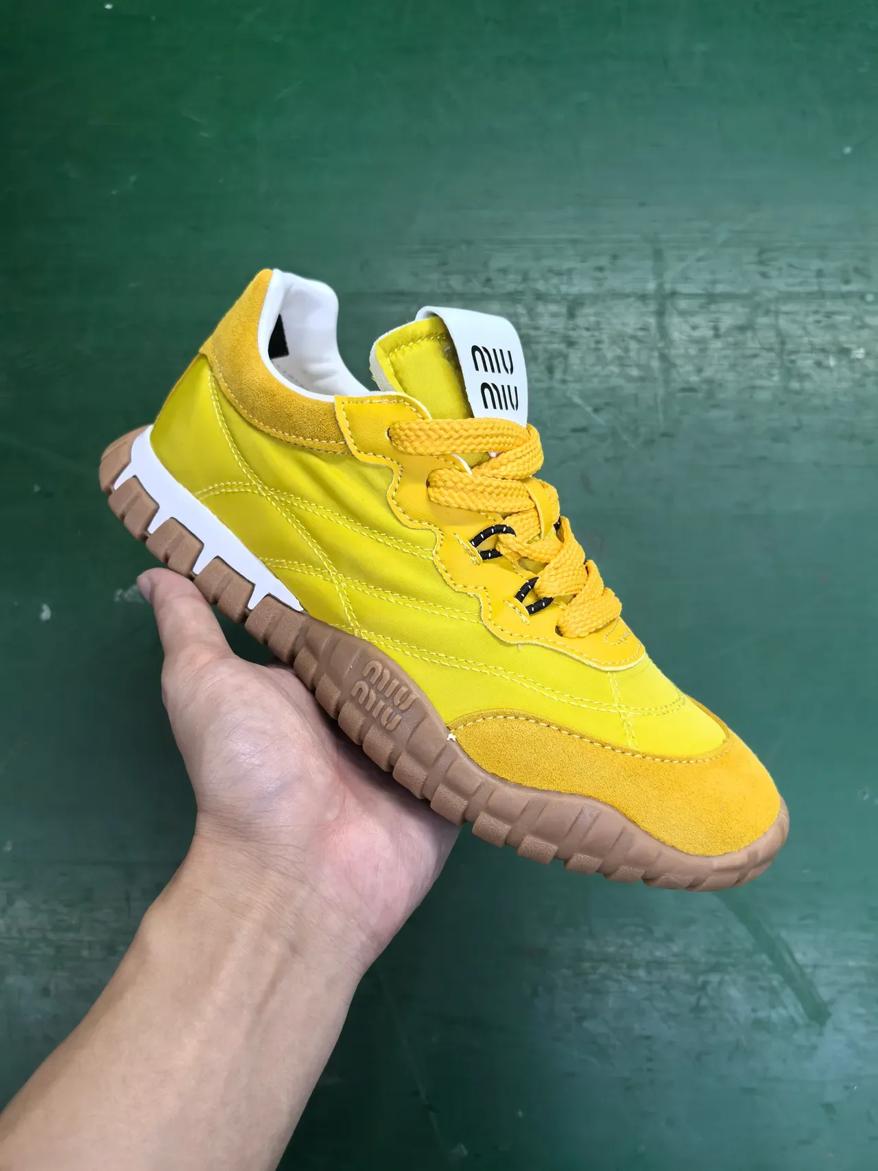 Miu Miu Wander Sneakers Lifestyle en Daim et Textile Jaune 2
