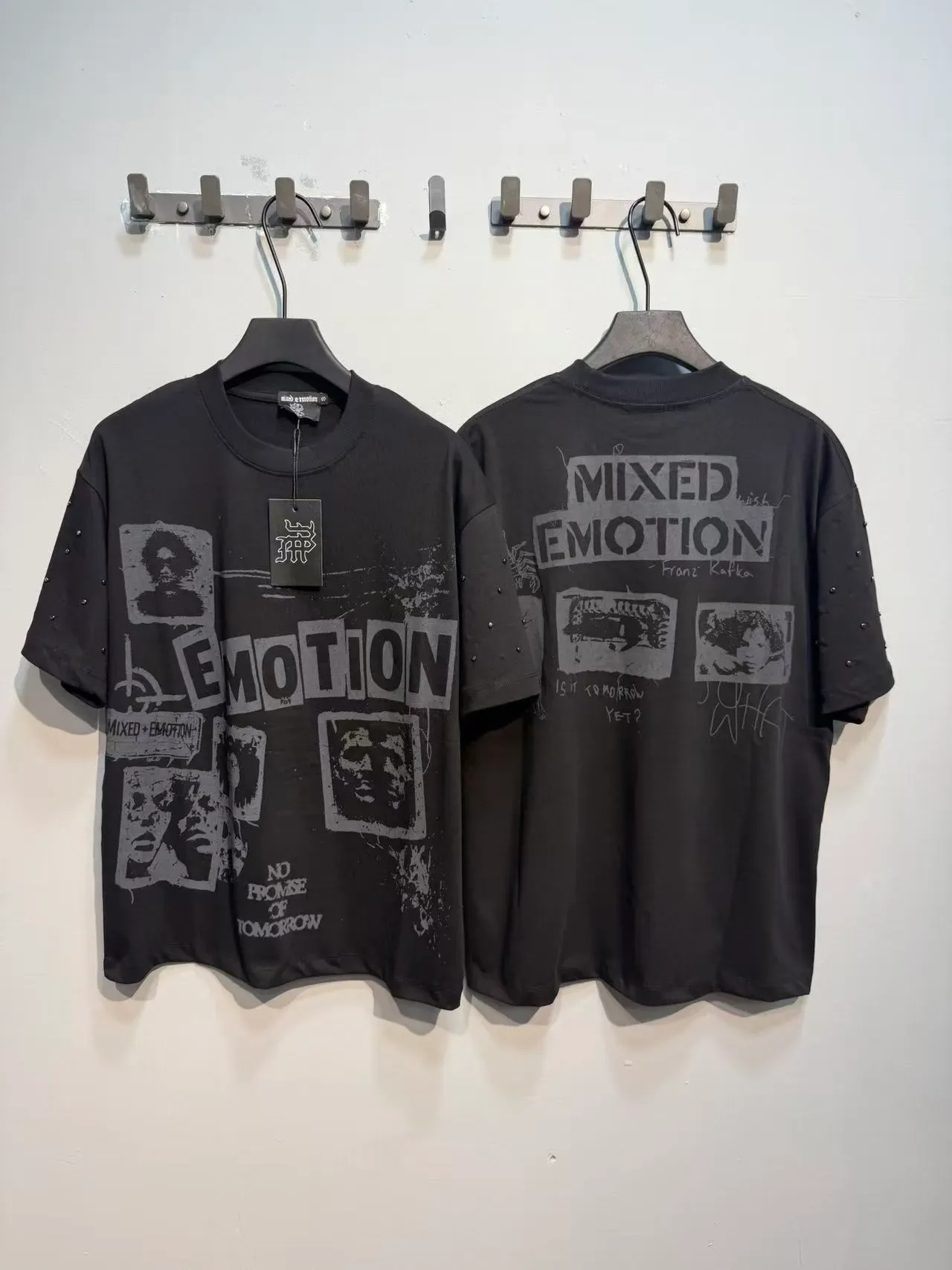 تي شيرت Mixed Emotion أسود رمادي بطباعة جرافيك وأكمام مرصعة 5