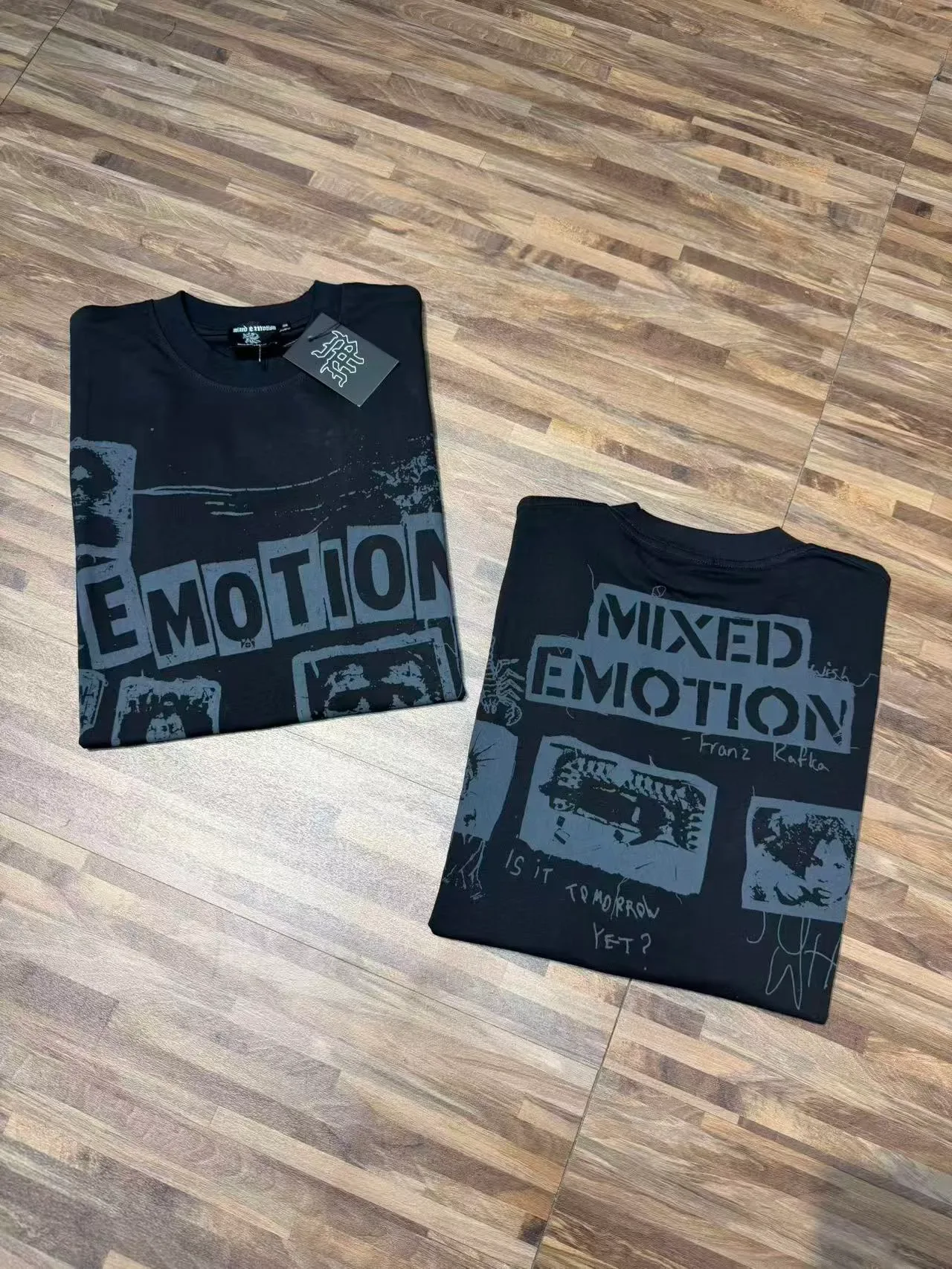 تي شيرت Mixed Emotion أسود رمادي بطباعة جرافيك وأكمام مرصعة 6