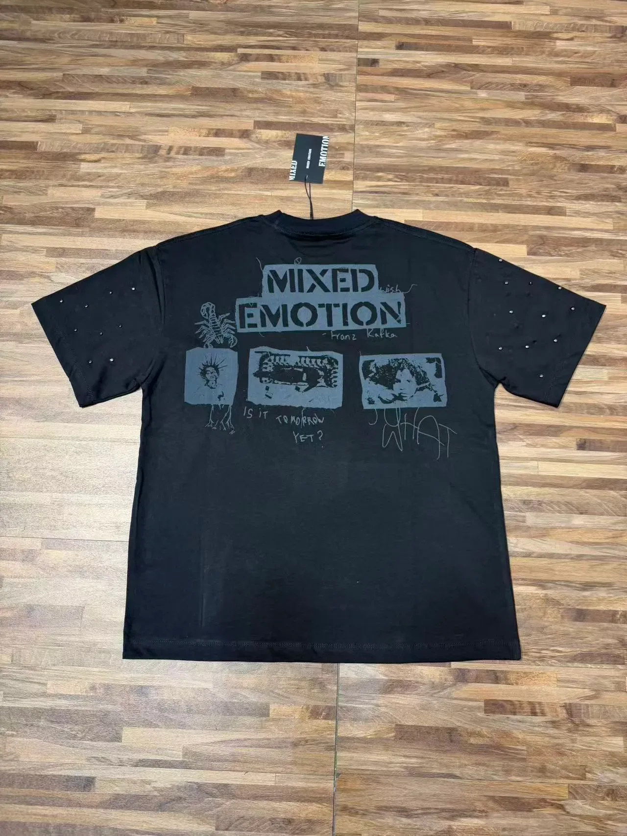 تي شيرت Mixed Emotion أسود رمادي بطباعة جرافيك وأكمام مرصعة 7