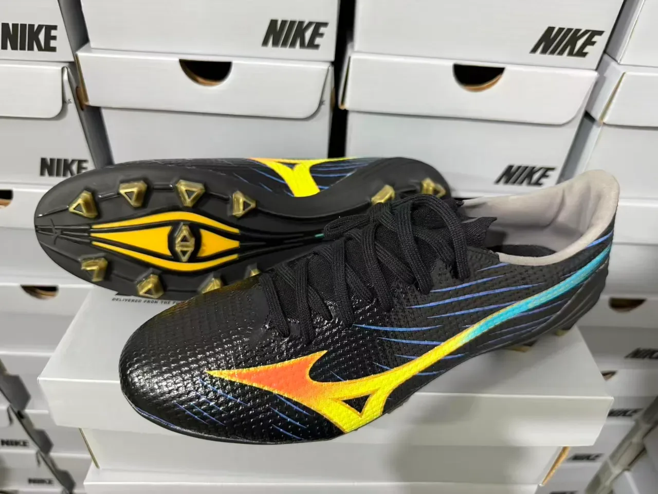 Mizuno Noir Multicolore Upper Tricot Accents de Couleur Dégradé Firm-Ground Chaussures de Football 2