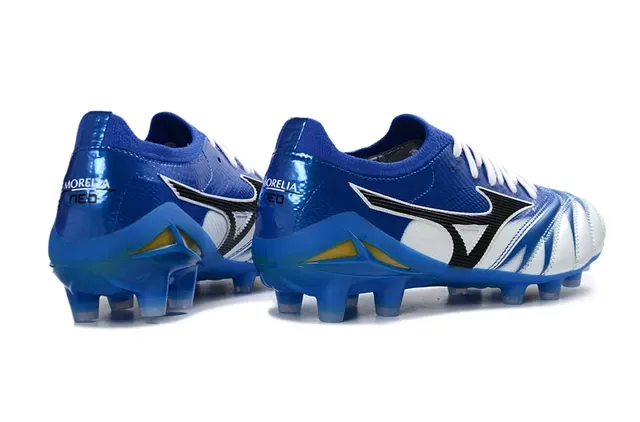 Mizuno Bleu Blanc Chaussures de football à tige basse en maille avec overlays synthétiques motif ondulé pour terrain ferme 5