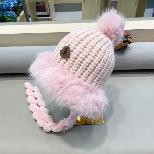 Moncler Gorro Bege Branco Grosso Acanalado com Borda de Pele 3