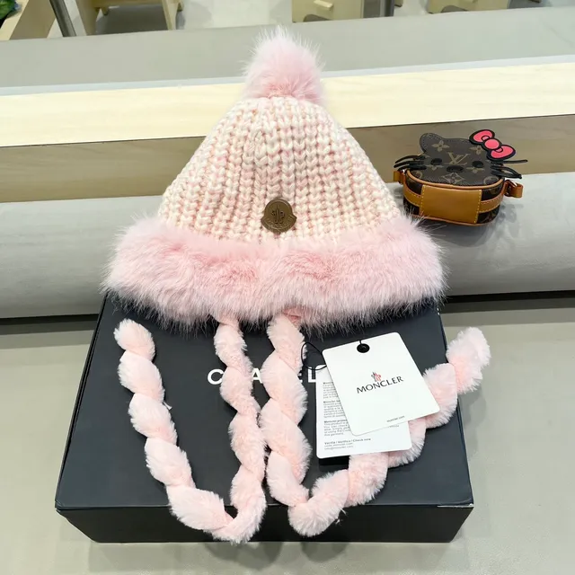 Moncler Gorro Bege Branco Grosso Acanalado com Borda de Pele 4