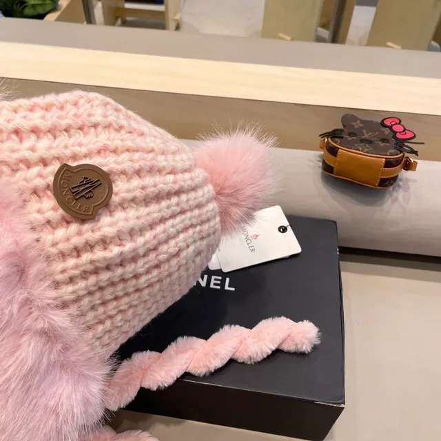 Moncler Gorro Bege Branco Grosso Acanalado com Borda de Pele 6