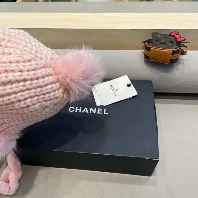 Moncler Gorro Bege Branco Grosso Acanalado com Borda de Pele 8