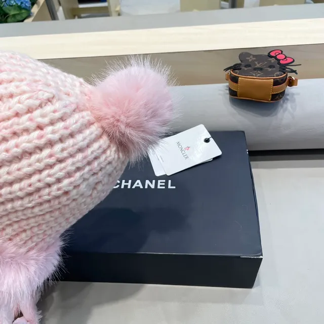 Moncler Gorro Bege Branco Grosso Acanalado com Borda de Pele 9