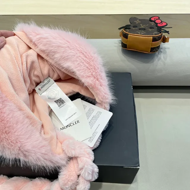 Moncler Gorro Bege Branco Grosso Acanalado com Borda de Pele 10