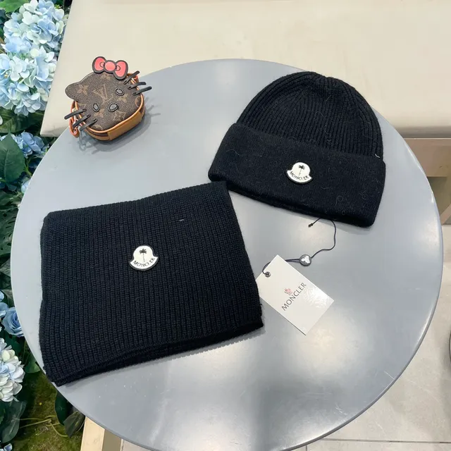 Moncler Cachecol de Cachemira Preto Tricô Acanalado com Emblema de Logotipo de Metal 2