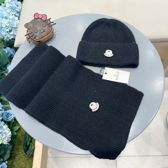 Moncler Cachecol de Cachemira Preto Tricô Acanalado com Emblema de Logotipo de Metal 4