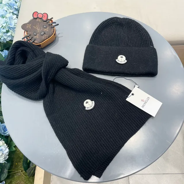 Moncler Cachecol de Cachemira Preto Tricô Acanalado com Emblema de Logotipo de Metal 5