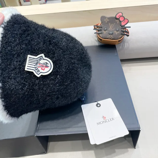 Moncler Black White Fuzzy Texture Trim Beret 5