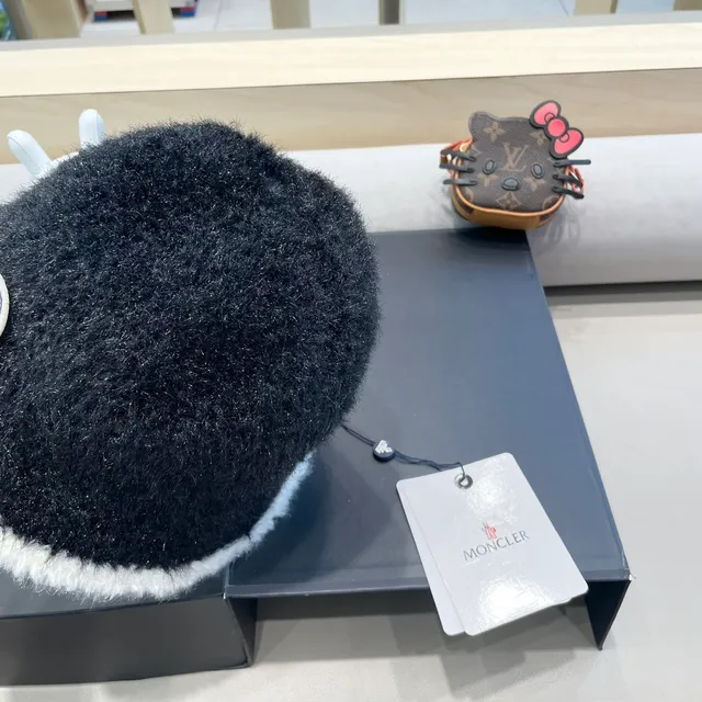 Moncler Black White Fuzzy Texture Trim Beret 9